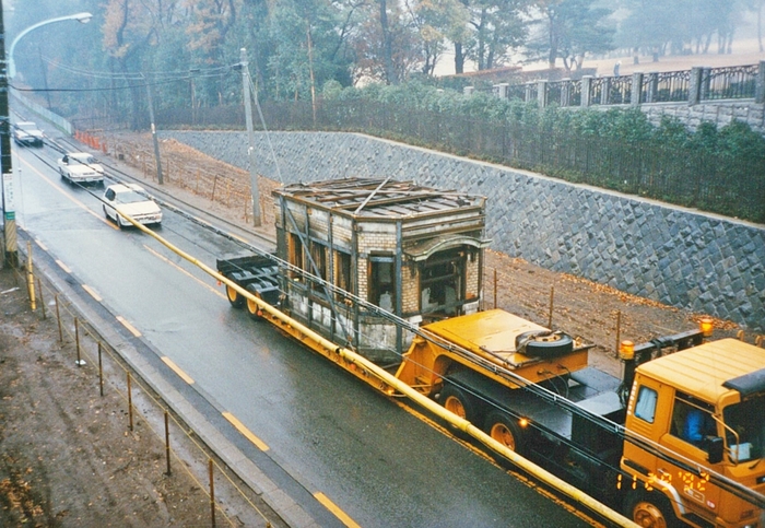 江戸東京たてもの園に運ばれる「万世橋交番」(写真提供:江戸東京たてもの園)