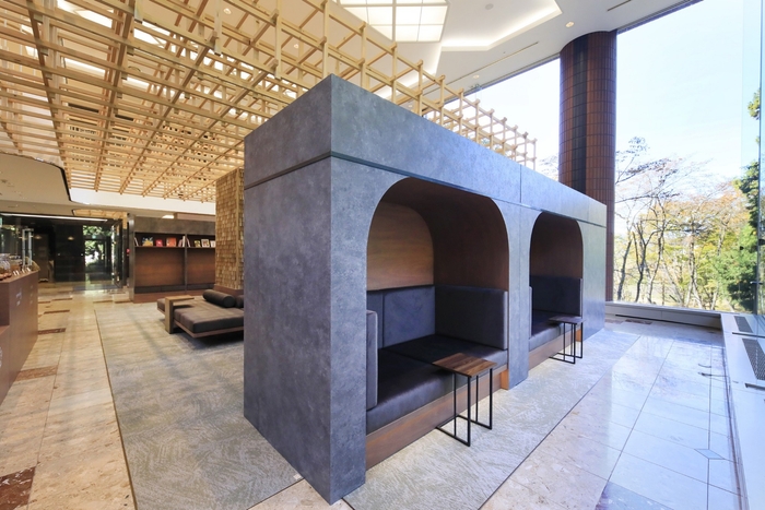 ＜ラウンジ＞ 田園を望むラウンジでは、ぽんしゅや新潟発祥の柿の種をお愉しみいただけます。