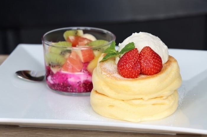 米粉で幸せのパンケーキ グリークヨーグルト添え