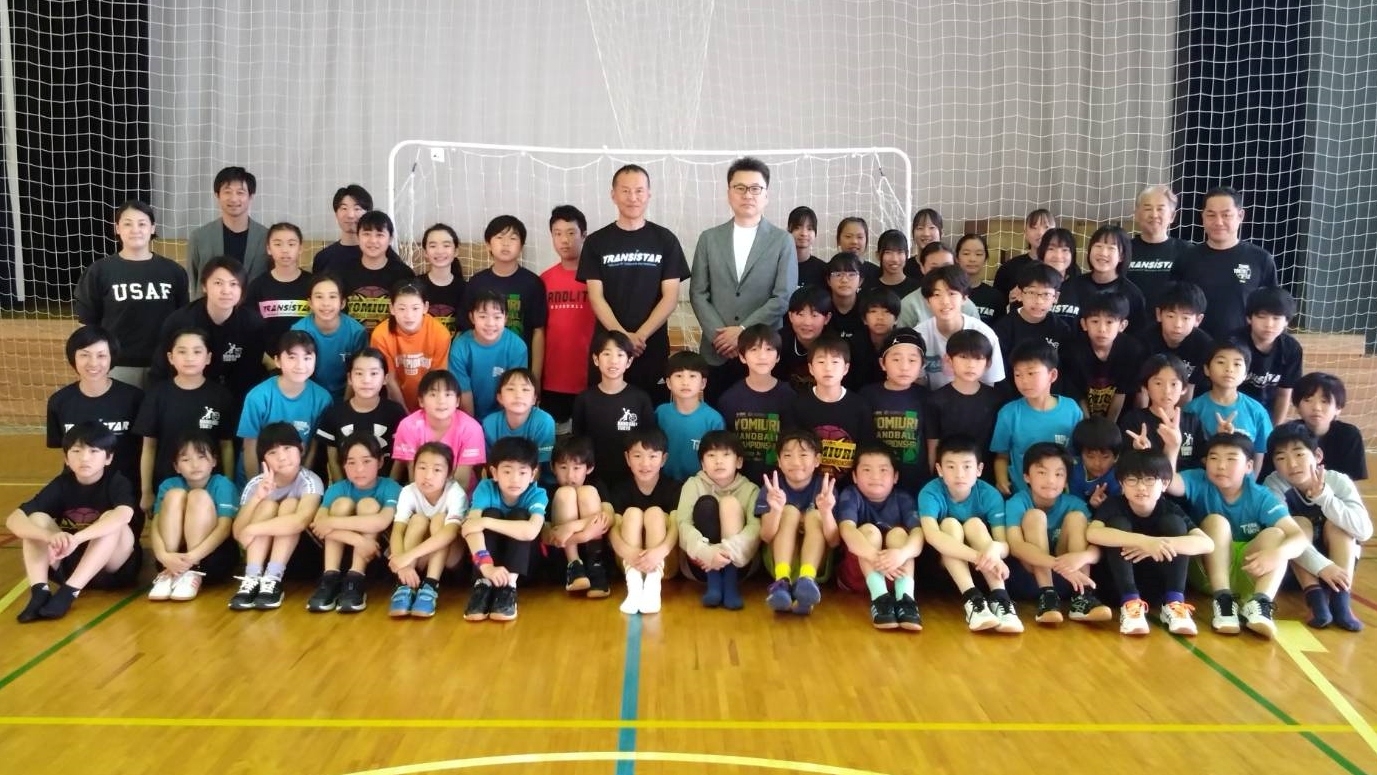 中央:左)多摩ハンドボールクラブ代表宮嶋良考、右)ジークスタースポーツエンターテインメント社長大賀智也