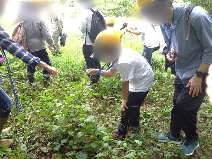 過去開催の様子（※ツアー当日、ルーペの使用はございません）