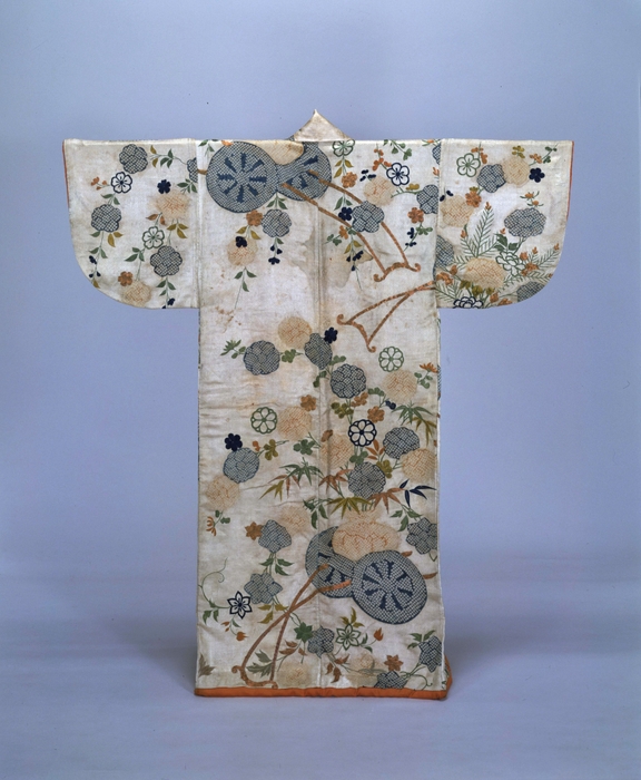 3. 小袖 白綸子地花車模様(こそで しろりんずじはなぐるまもよう) 江戸時代・18世紀 3月7日(火)~4月23日(日) 本館10室にて展示
