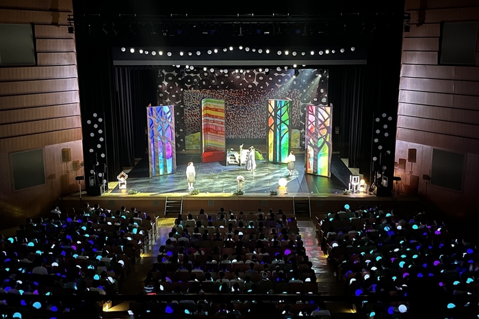 (1)光るボールによる没入型演出