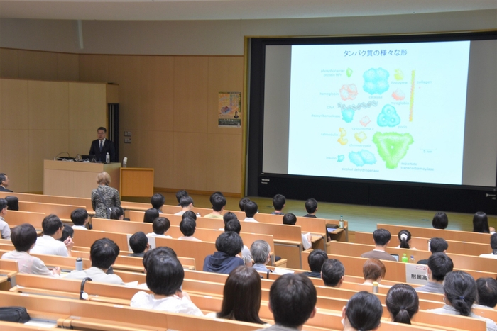 講演会には200人が来場