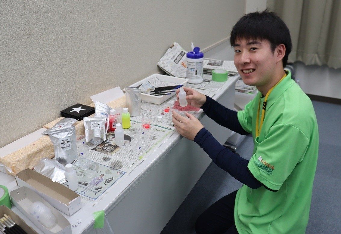 「光のひみつ」で実験材料の準備をする片山学生スタッフ会会長