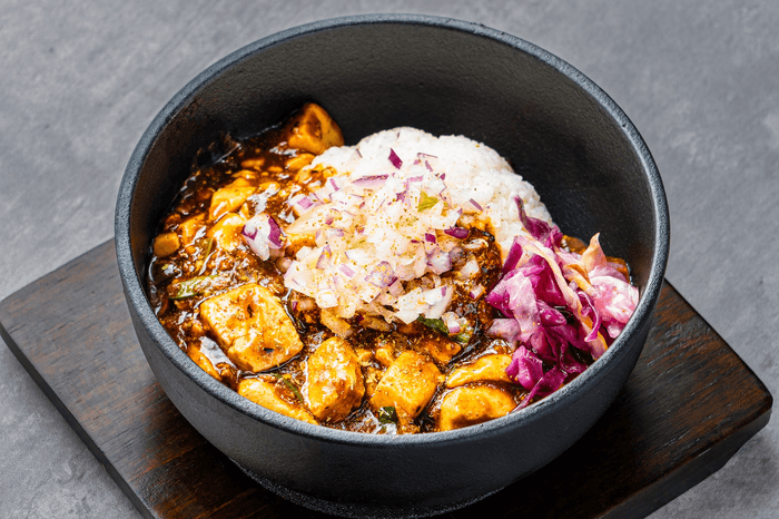 鉄鍋直焼の麻婆豆腐丼