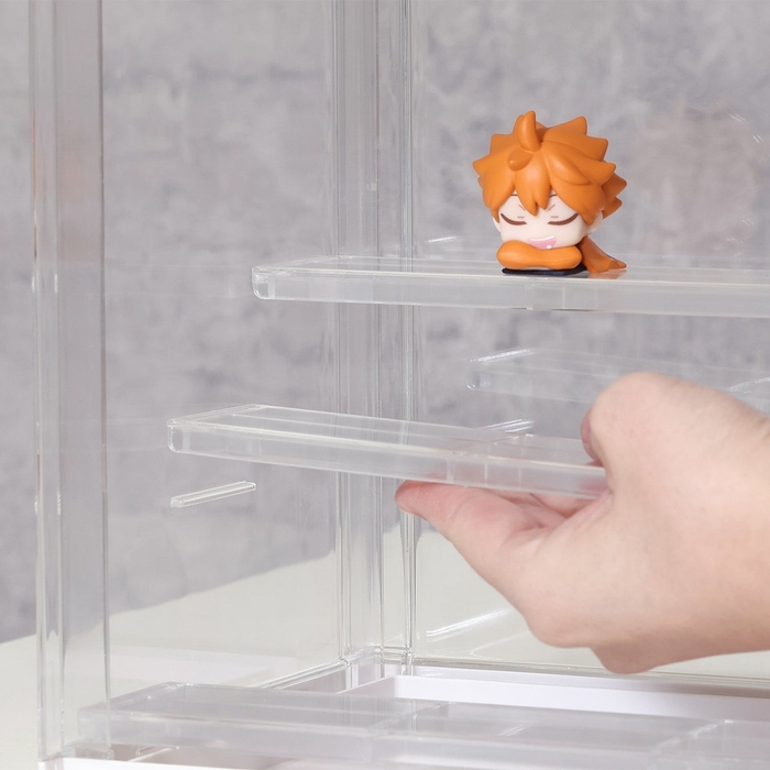 3段の棚は取り外しできるので、飾るものに応じてスタイルを変えることができます。