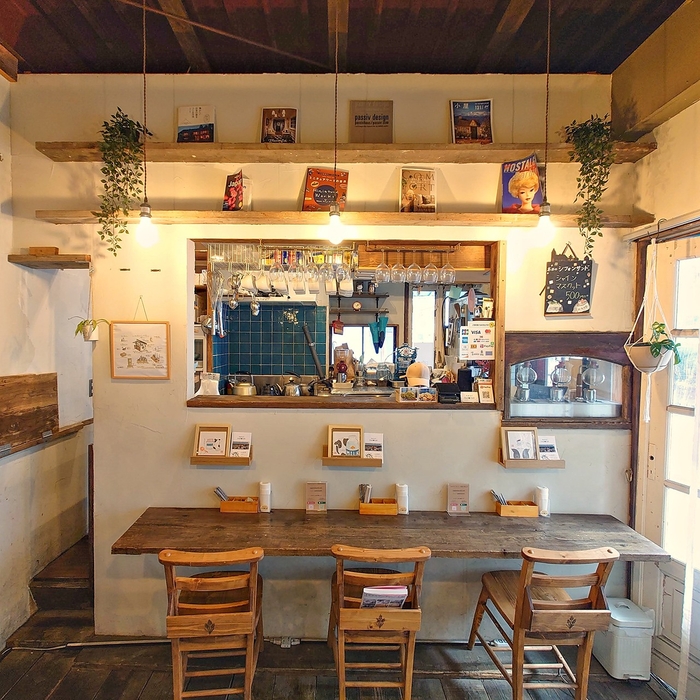 店内の様子 - 元牛乳販売店だった場所をリノベーションし、カフェ運営をスタート
