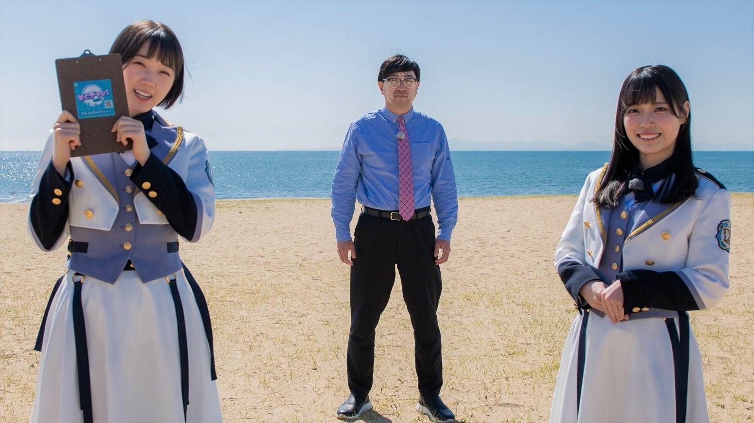左から:STU48甲斐心愛、レイザーラモンRG(おいでやす小田ものまね中)、STU48岩田陽菜
