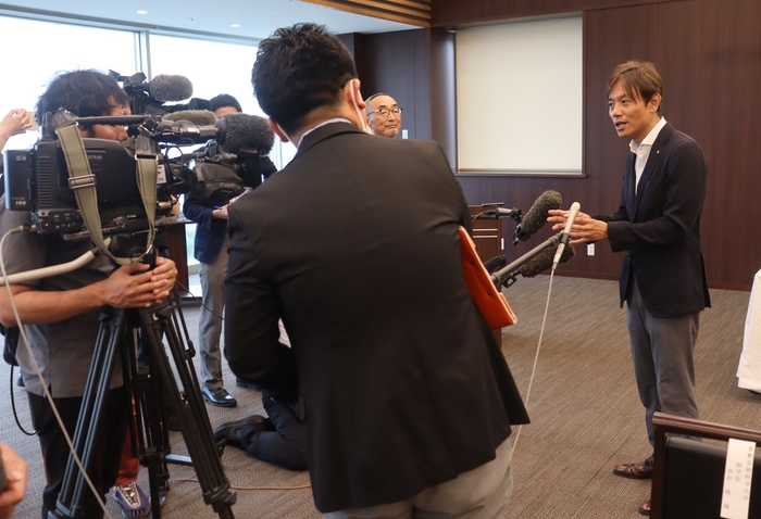 囲み取材に答える加計理事長（右）