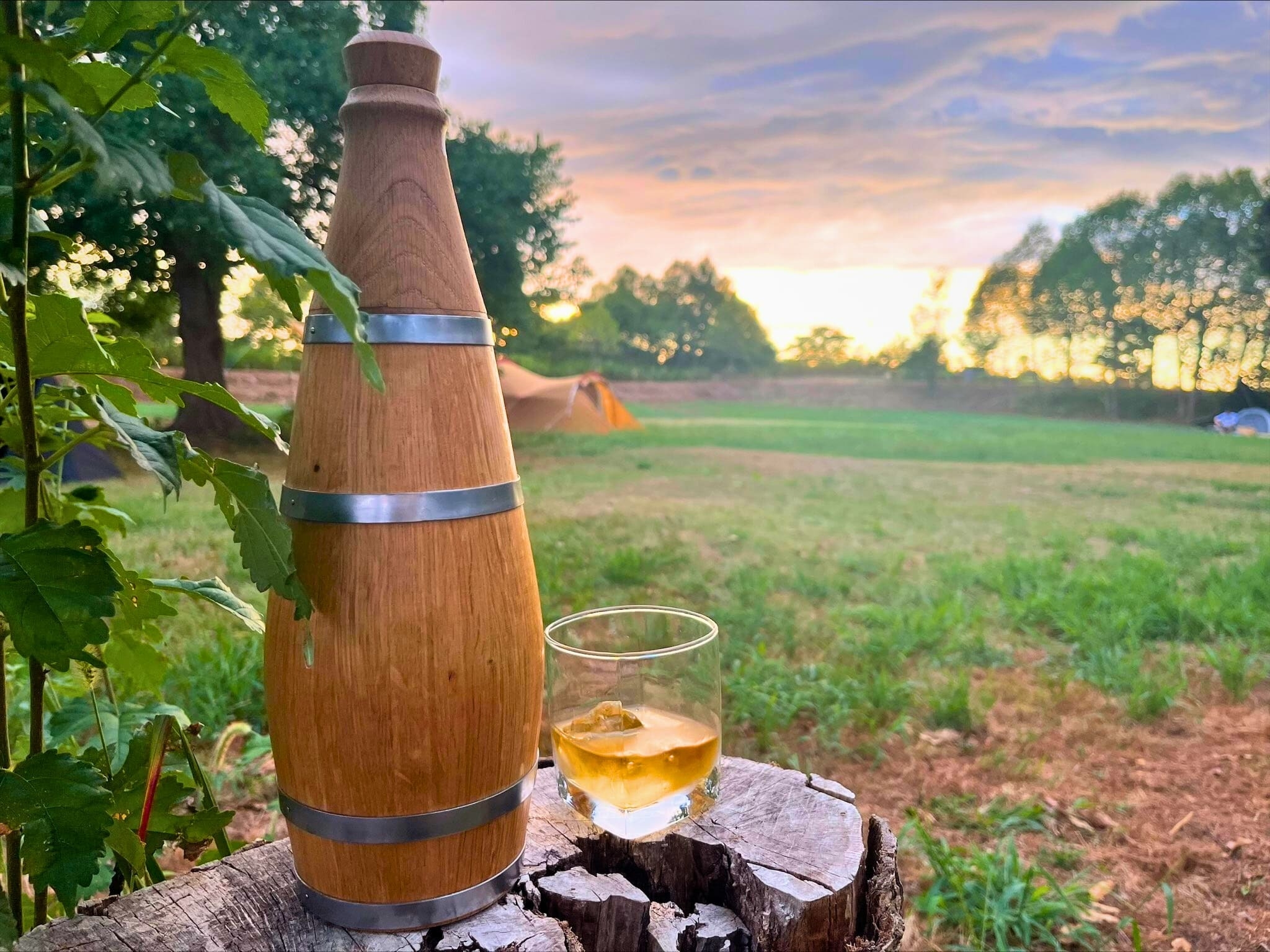 開放的な景色の中で、熟成ウイスキーの特別な一杯を