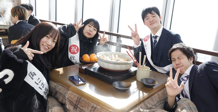 【「かこむ de こたつ」での交流会の様子】 (第11回ハルカスウォーク)