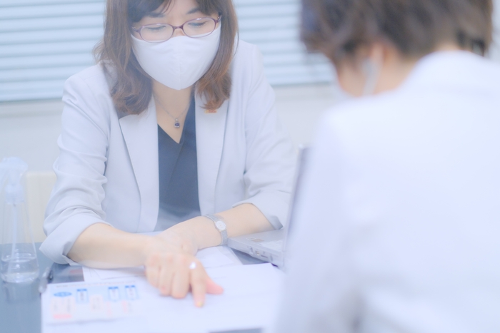 オフィスでの面談風景　対面シート・マスク・アルコールなどコロナ対策もしている