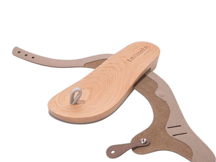 鼻緒を穴に通す