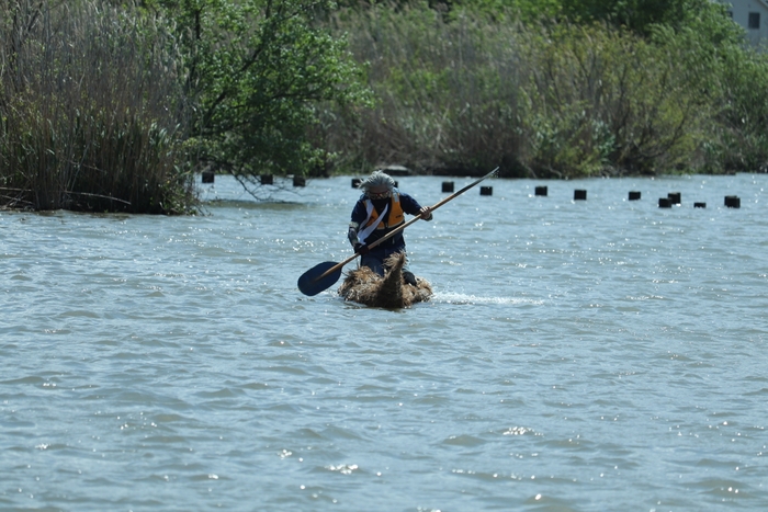 葦舟世界大会 レースの様子 2