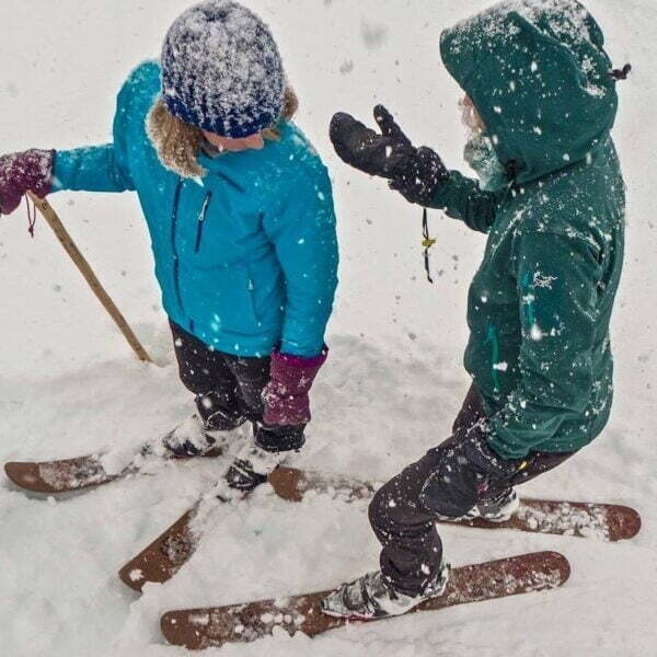 家族一緒にスキーシューイング