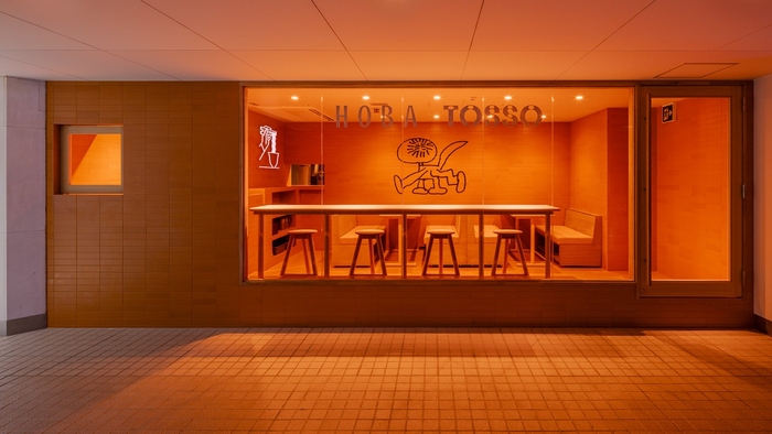デザインアワード2024非住宅部門銀賞〈HOBA / TOSSO / OSCAR WILDE〉Design:Yu Yamada, Mami Umayahara / SNARK Inc. , Client:TOYOKE Inc. , Construction:butter Inc. , Steel products:gambit, Acoustic design:WHITELIGHT.Ltd, Logo design:Kohei Nakazawa / STUDIO PT., Illustration:Quentin Chambry(HOBA), Chiaki Kobayashi(TOSSO), ancco(OSCAR WILDE), Sign painting:Peter Liedberg / Tokyo Sign Co., Neon sign:TAKASHO DIGITEC Co,Ltd, Photo:Ippei Shinzawa