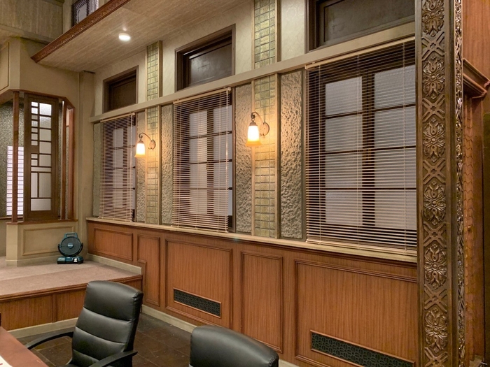 【舞台となる法廷のセット】アルミブラインド ベネアル25 TB-849(ライトブラウン)