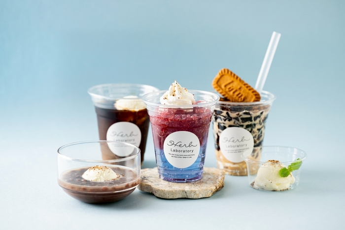 ～夏の冷たいメニュー～ ハーブの宝石ゼリー/シナモンコーヒーゼリー/コーヒーフロート/スパイスしるこアイス(各500円)/バニラアイスカカオニブトッピング(300円)