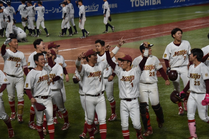 応援席に向けて手を振る選手たち