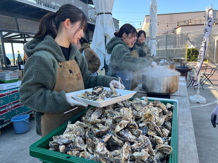 冬の風物詩となったZAZAZAの「牡蠣小屋」＝2025年2月撮影