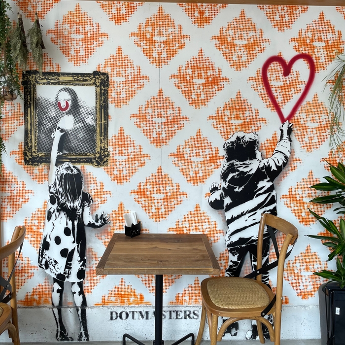 店内にはイギリスのドットマスターズさん2016年来日時の壁画も