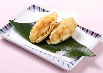 新宿 つな八 桃とチーズの湯葉包み揚げ 432円(税込)