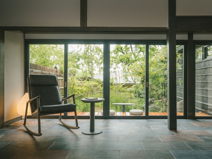 特別棟「瑞雨」窓の向こうは占有の中庭