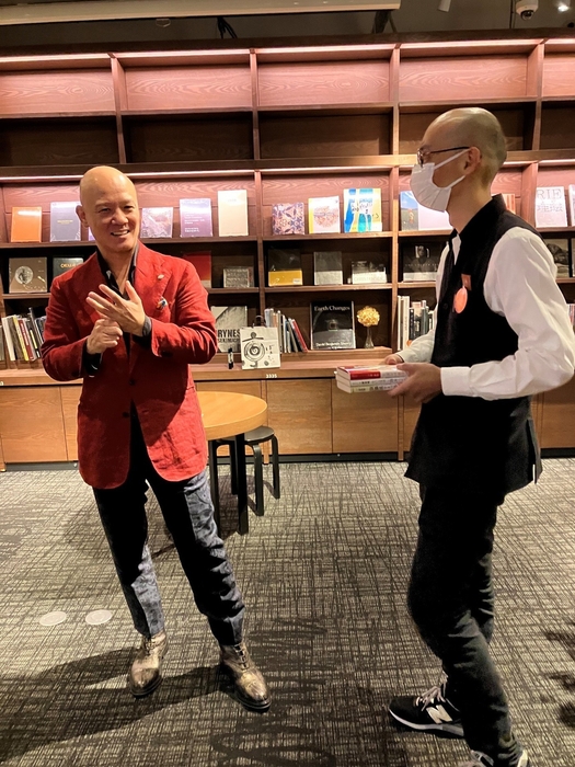 同フロアにある4thラウンジにて行われた鴨頭のトークショーにて 右側が三砂さん