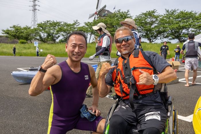 左から岩渕薬品株式会社 代表取締役社長 岩渕 琢磨、一般社団法人日本パラカヌー連盟 普及委員長 石原 望氏