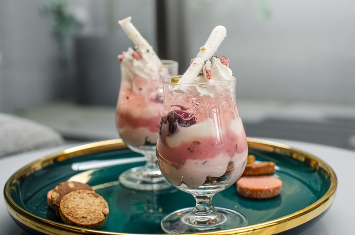 上段：桜香る 苺とベリーの春色ミニパフェ、oNCHOCOクッキー