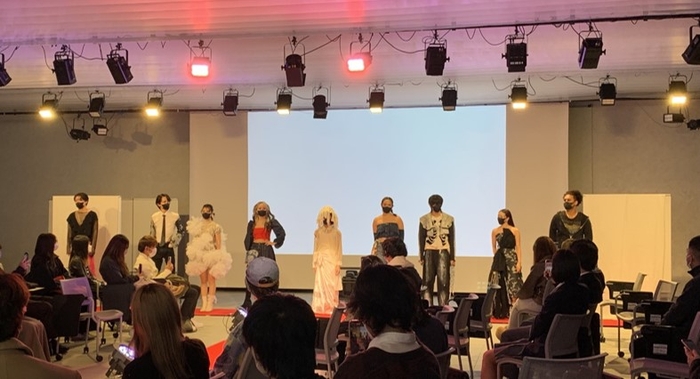 令和4年(2022年)に実施した本イベントの古着ファッションショーの様子