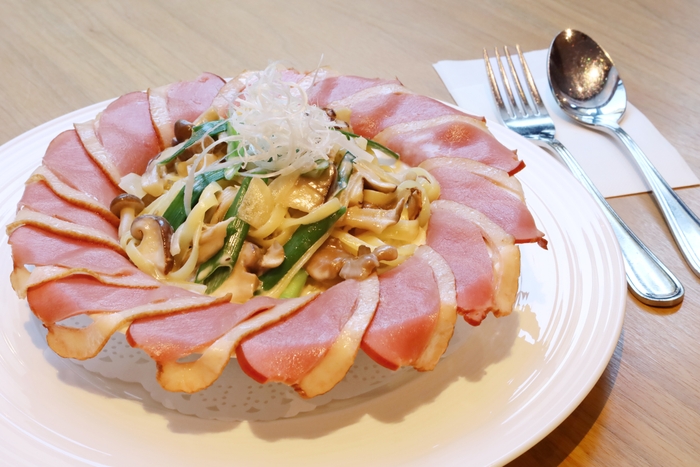 たっぷり紅茶鴨スモークハムと茸のクリームパスタ 柚子胡椒風味