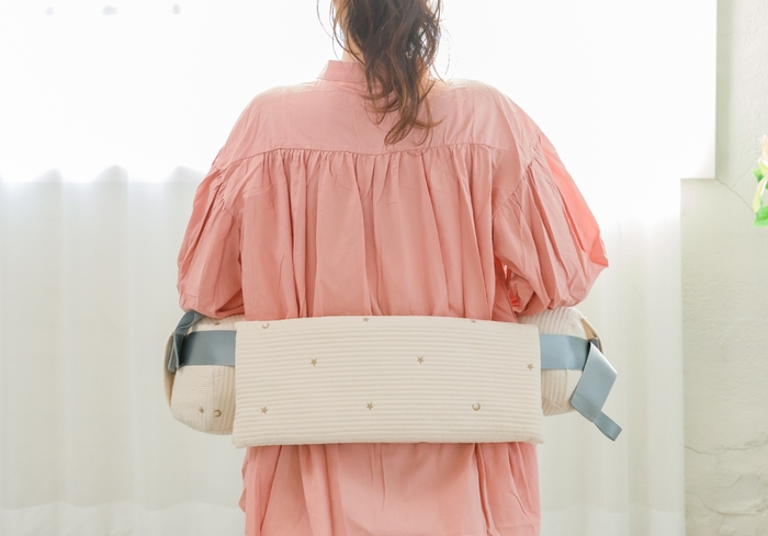 ベルトに巻き付けられる背当てクッション