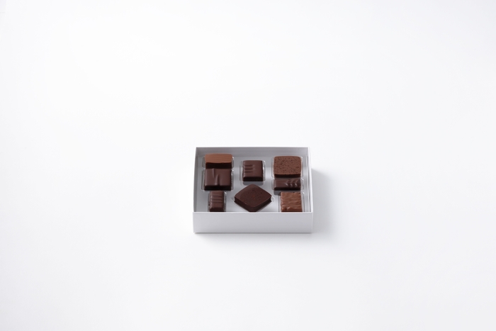 「チョコレート8個詰合わせ」(3,402円/ラズベリー風味ビターチョコレート、ブラジル産ビターチョコレート、シナモン風味ミルクチョコレート、 バニラ風味ビターチョコレート、ピンクグレープフルーツ風味ビターチョコレート、 パッションフルーツ風味ミルクチョコレート、レモンゼスト入りアーモンドプラリネ、アーモンド入りプラリネ) ※内容は一部変更になる場合がございます