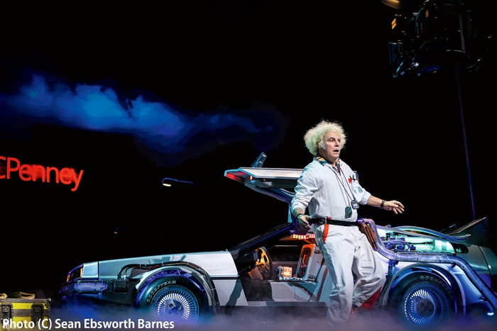 ロジャー・バートが演じるドク・ブラウン