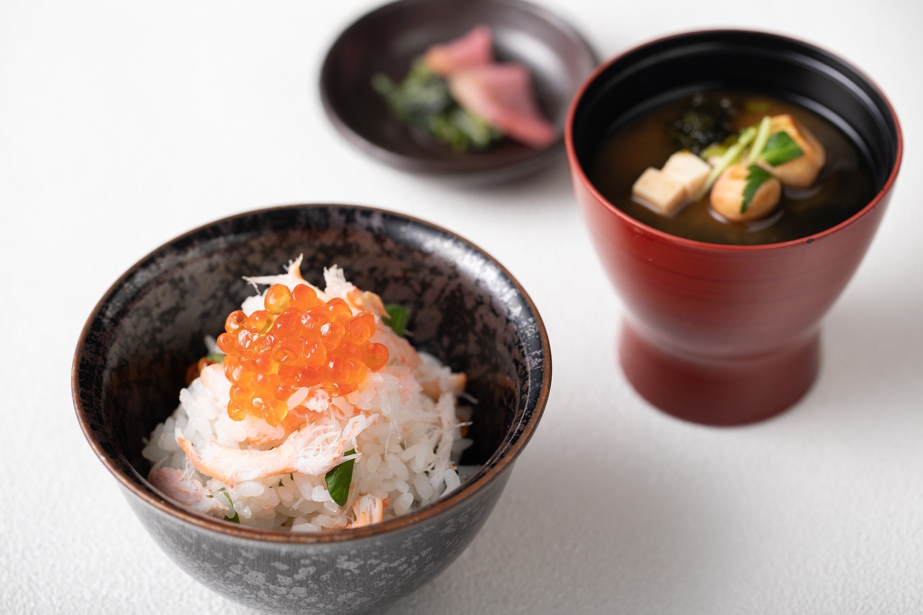 ズワイカニガニと生姜の炒めご飯 イクラ添え