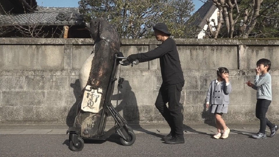 (12)山村幸則「パフォーマンス/旅するたぬき」2025年 個人蔵