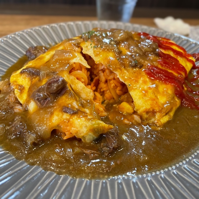 牛すじオムライスカレー