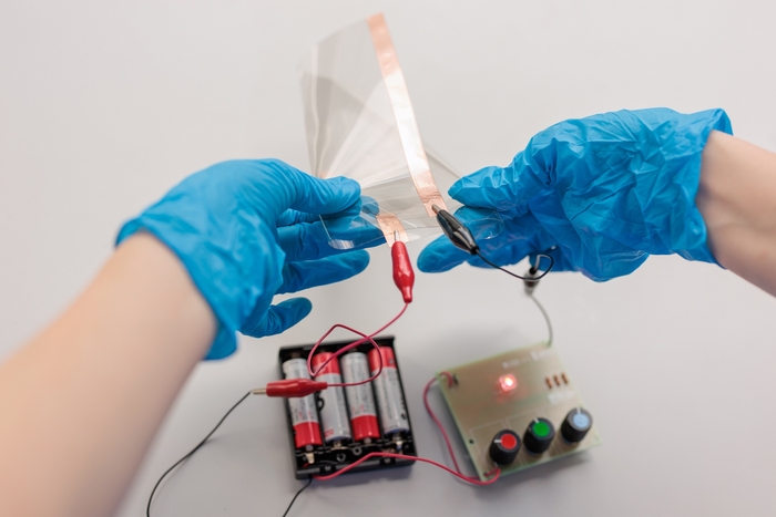 折ってもLEDが点滅する透明導電膜