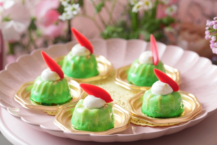 ▲ピーター・パン~ピスタチオムース~    エメラルドグリーンが美しい、ピスタチオの濃厚な味わいが楽しめるムース。