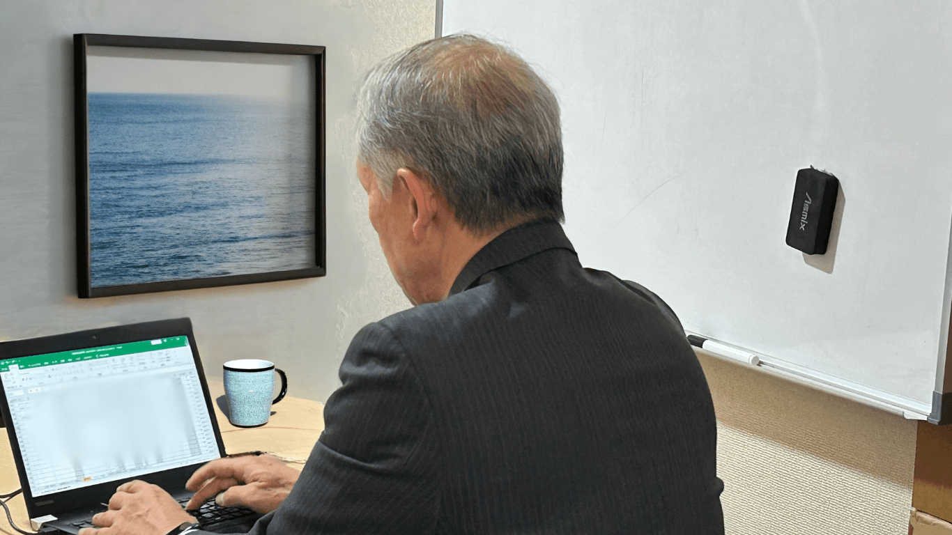 派遣先企業で経理業務を行うシニアスタッフ