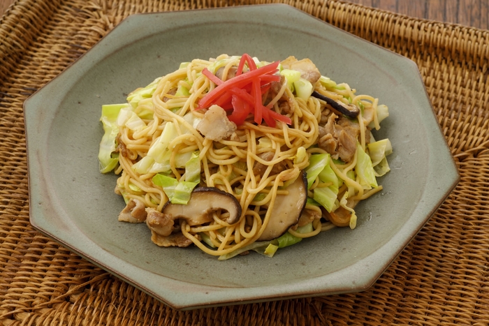 「豚バラとキャベツのソース焼きそば」:香ばしく焼いた肉のうまみをなじませるように炒めるのがポイント。