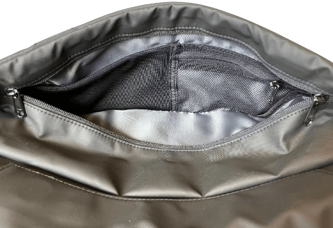 さらにフロントコンパートメントの内部には伸縮性のあるメッシュポケットと、小物の収納に便利なジップポケットがあります。