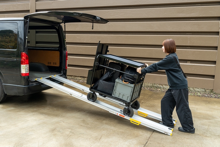 機材を載せたまま積み下ろしが可能に