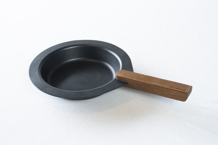 波佐見焼の工房で得た着想をもとに、2年以上かけて形にしたデザイン。