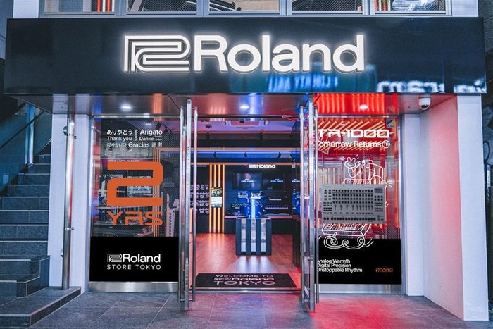 Roland Store Tokyo 2周年記念 ウィンドウ・ラッピング(イメージ)