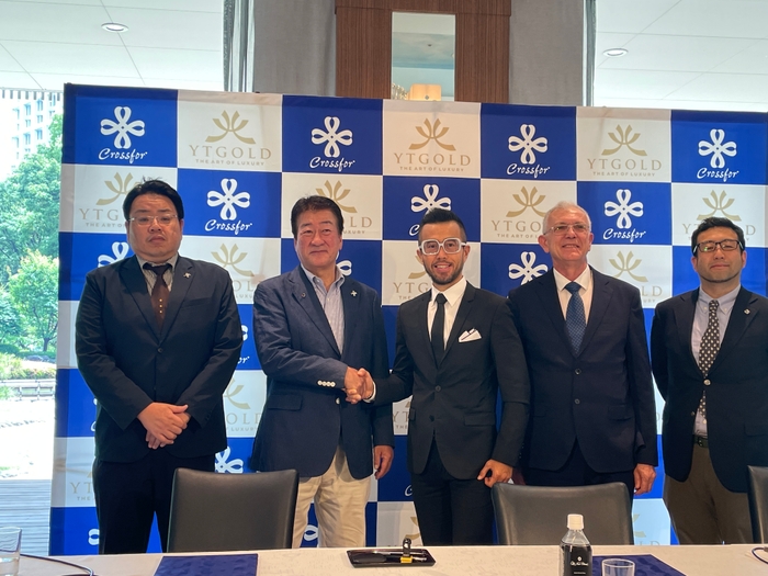 握手をするクロスフォー社 土橋社長とYT GOLD社 アリーフ・ブディマンCEO