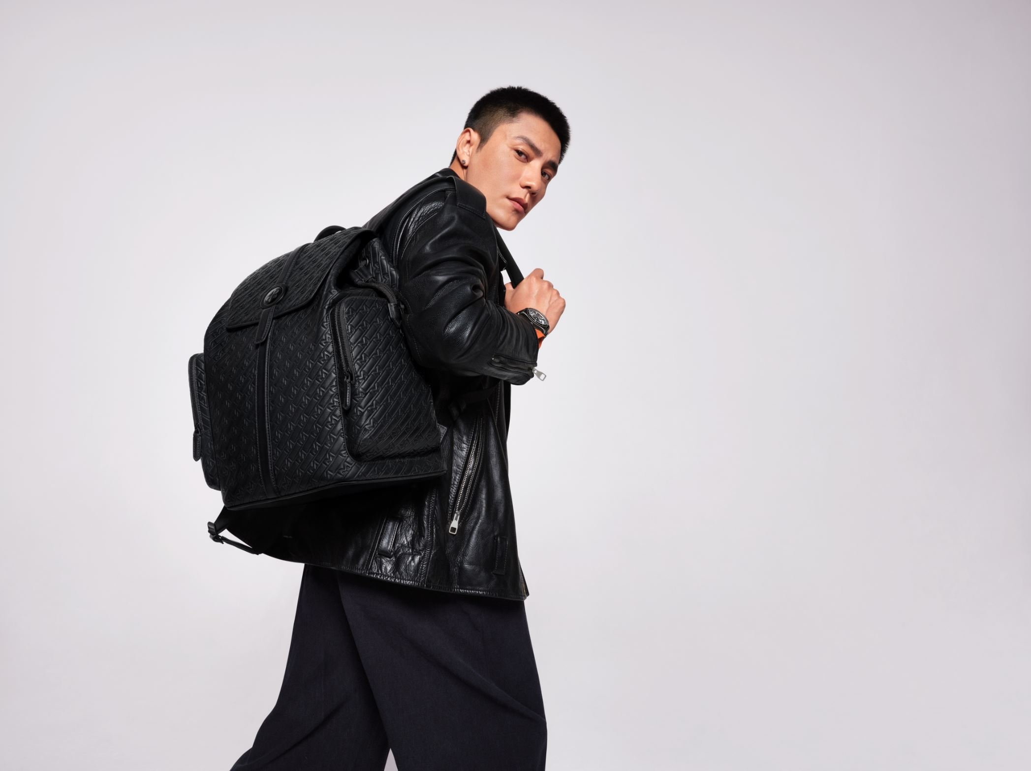 ウルトラブラック ビッグエンブレム バックパック ¥218,900