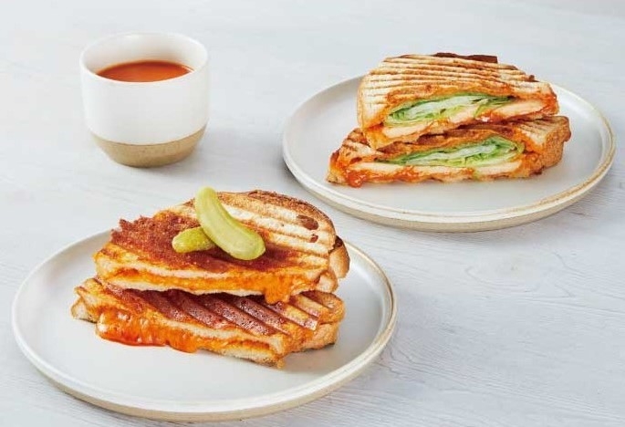 BLUE BOTTLE COFFEE(GL) グリルドサンドイッチwithトマトスープ(チーズ、レタス&チキン)